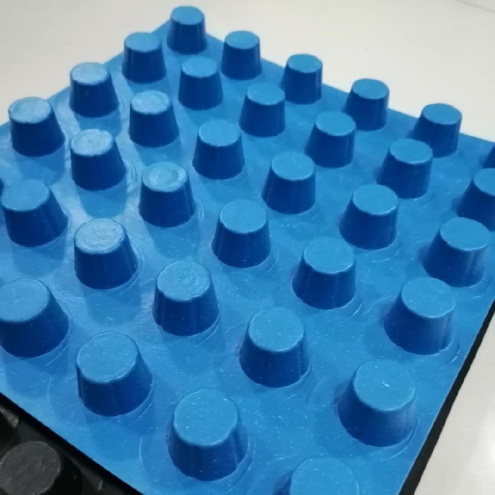 國(guó)慶假期結(jié)束 工人復(fù)工排水板鋪設(shè)馬上開(kāi)始